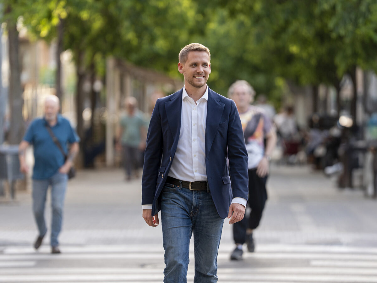 Javi García saludant un veí de Terrassa