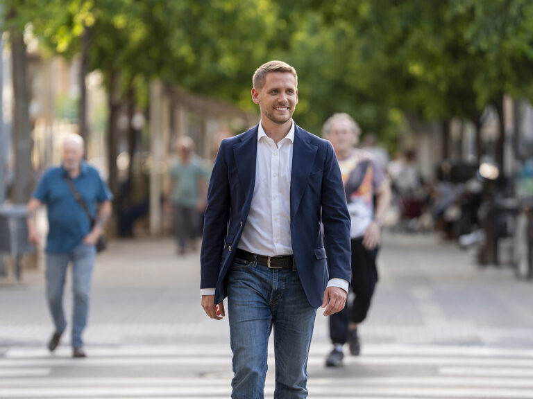 Javi García saludant un veí de Terrassa