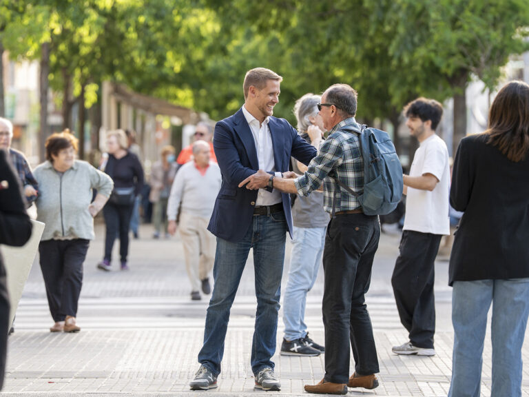 Javi García conversant amb veïns de Terrassa